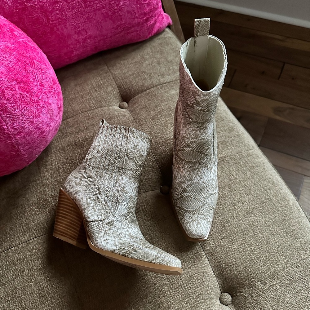 Billini Cynthi Western Boot Ivory Snakeskin sz: 8